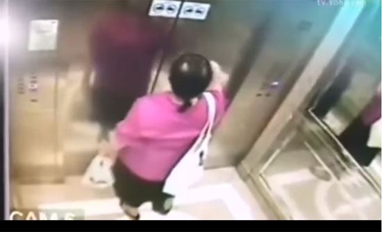 سيدة تنجو بأعجوبة من الموت بعد تحرك المصعد أثناء خروجها ...