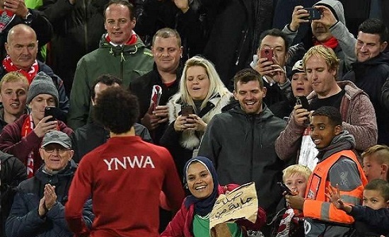 بالصور : سيدة مصرية تناشد صلاح.. وصور تكشف فحوى اللافتة