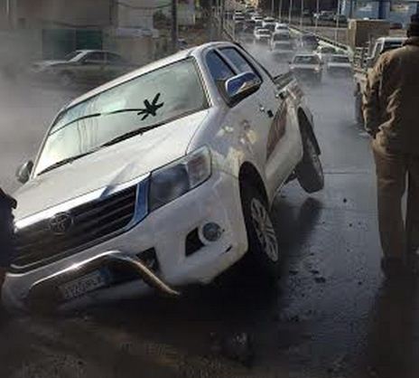 صور: هبوط بشارع حيوي وسط أبها يبتلع سيارة صور: هبوط بشارع حيوي وسط أبها يبتلع سيارة