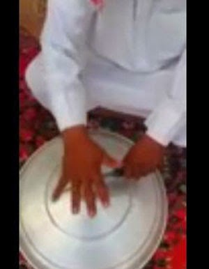 يضرب يده بسكين دون أن ينجرح