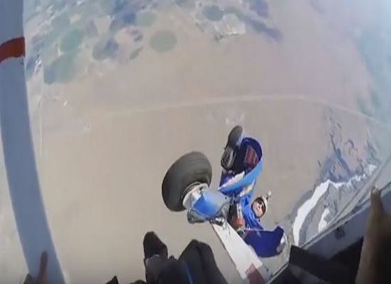 بالفيديو: مغامر يتدلى من طائرة بعد فشله بالقفز المظلي