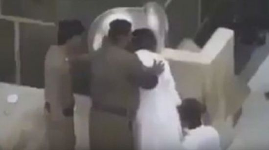 شاهد..  أمن الحرم يحقق أمنية لمعتمر من ذوي الاحتياجات