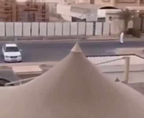 شاهد: شاب يوثق مهارته في إصابة الآخرين بالعين