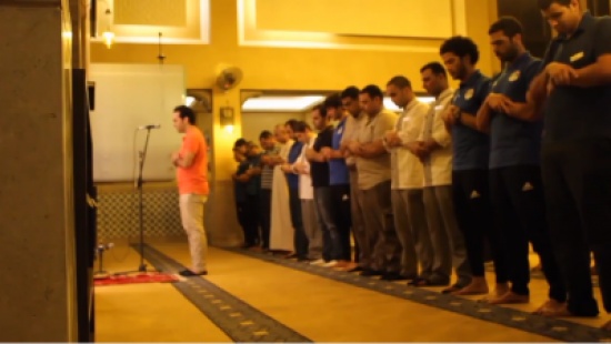 فيديو| لاعبو منتخب مصر يُأدون صلاة الفجر جماعة قبل ساعات من مواجهة منتخب الكونغو