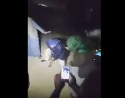 بالفيديو: شاهدوا هذا الشيعي ماذا فعل في إحتفالات عاشوراء !