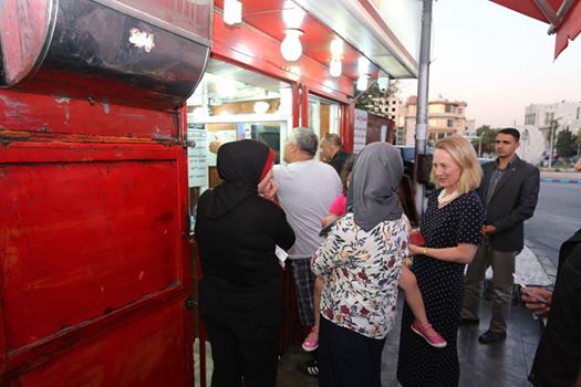 السفيرة الامريكية تتجول في شوارع عمان وتتناول " الشاورما " - صورة السفيرة الامريكية تتجول في شوارع عمان وتتناول " الشاورما " - صورة