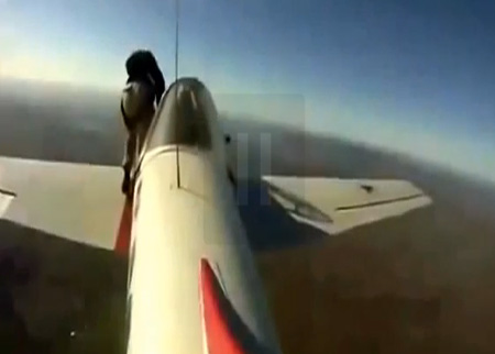 مغامر مجنون يخرج من طائرة اثناء طيرانها ويتعلق بجناحها