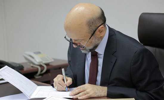 الرزاز يشهر ذمته المالية... صور الرزاز يشهر ذمته المالية... صور