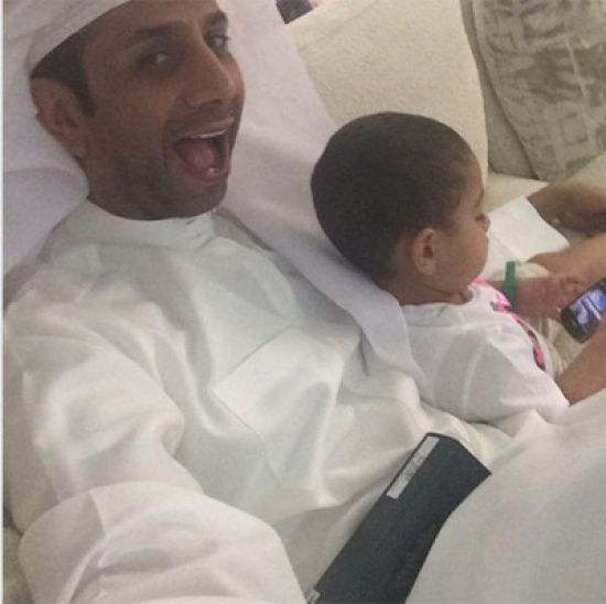 فايز السعيد يلهو مع إبنه.. بالصور فايز السعيد يلهو مع إبنه.. بالصور