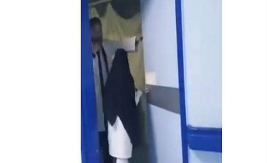 سعودية تتعرض لتحرش أثناء عملها والسلطات تتحرك (فيديو) سعودية تتعرض لتحرش أثناء عملها والسلطات تتحرك (فيديو)