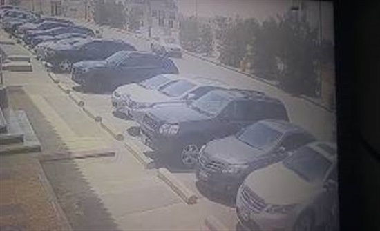 لحظة سرقة لص هاتف محمول من سيارة بالرياض (فيديو) لحظة سرقة لص هاتف محمول من سيارة بالرياض (فيديو)