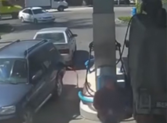 فيديو| كاد أن يتسبب بكارثة بعد استخدم ولاعة في محطة الوقود!