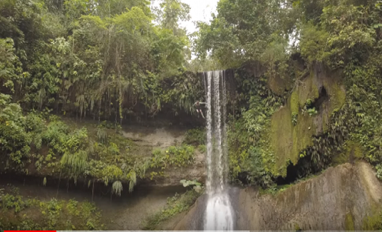 فيديو| سائح يقفز من أعالي شلال ويموت أمام الكاميرا..!