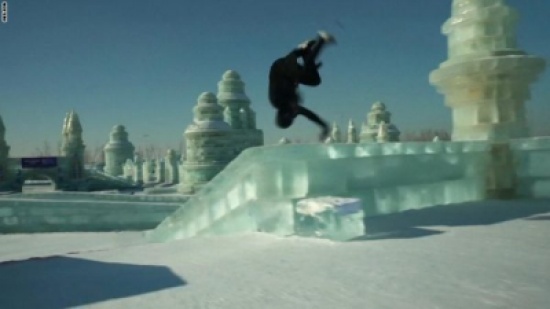 شاهد..مغامر بهلواني.. يتحدى مدينة جليدية بأكملها