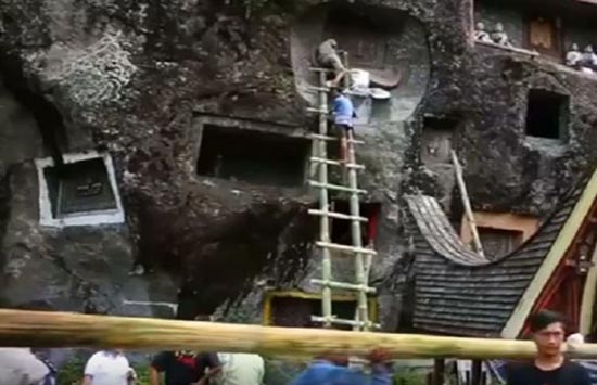 بالفيديو.. أهالي قرية يُخرجون موتاهم من قبورهم كل سنة