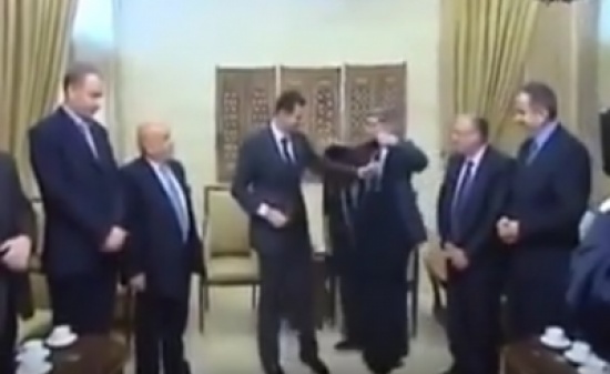 وفد اردني يلبس بشار الأسد " عباءة " الأمة