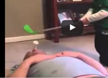 شاهد..  طفل يوجه إلى والده ضربة قوية