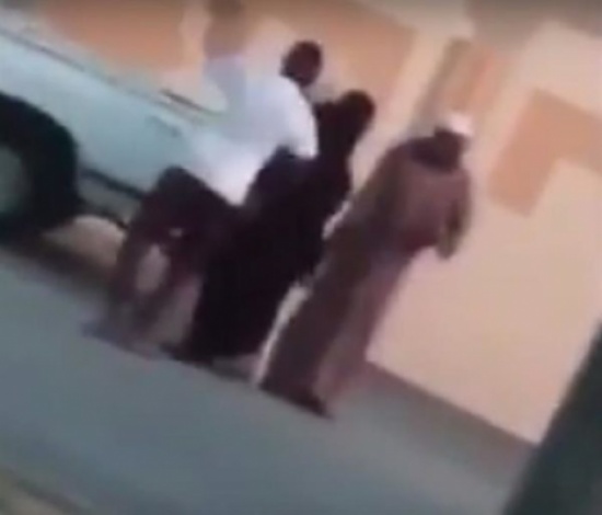 الشاب المعتدي على رجل وامرأة مسنين: والدي متوفى وأمي تسكن بالدمام.. وهذه حقيقة ما جاء في الفيديو الشاب المعتدي على رجل وامرأة مسنين: والدي متوفى وأمي تسكن بالدمام.. وهذه حقيقة ما جاء في الفيديو