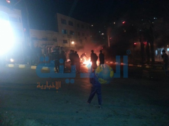 عجلون : إغلاق طريق إحتجاجا على " سياسة الأمن العام " ( صور ) عجلون : إغلاق طريق إحتجاجا على " سياسة الأمن العام " ( صور )