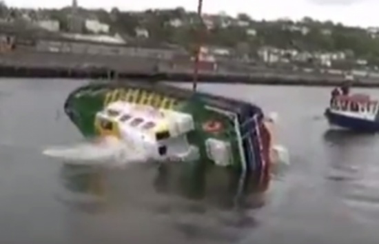 بالفيديو.. القارب الذي لا يغرق مهما اشتدت الظروف!