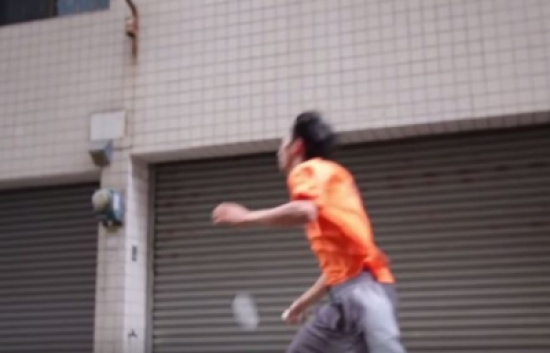 شاهد: شاب يتحدى الرياح في كرة الريشة