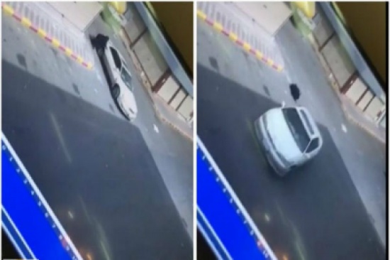 فيديو: تشبثت بالباب الخلفي لمحاولة فتحه.. مُسنة تسقط من سيارة بعد سرقتها