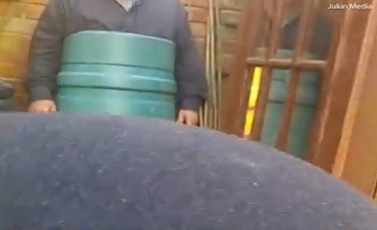 بالفيديو.. رجل محاصر داخل برميل يثير ضحك أسرته بالفيديو.. رجل محاصر داخل برميل يثير ضحك أسرته