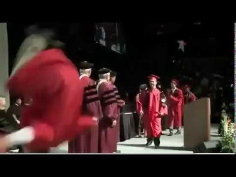 فيديو طريف.. قَفَز محتفلاً بتخرّجه من الجامعة فوجد نفسه ممدداً على منصة التتويج