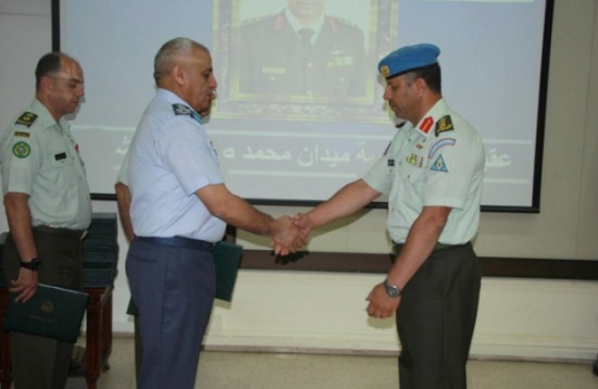 توزيع شهادات الدبلوم على الدارسين في كلية الدفاع الوطني توزيع شهادات الدبلوم على الدارسين في كلية الدفاع الوطني