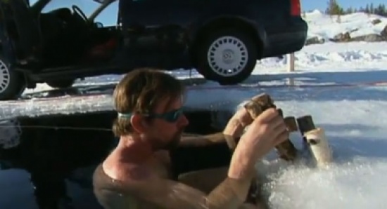 رجل يسبح داخل الجليد