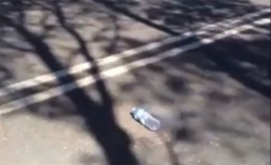 بالفيديو: عبوة ماء تتحدى الجاذبية بالصعود إلى تلة عالية