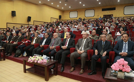 جامعة الزرقاء تكرم طلبتها المتفوقين جامعة الزرقاء تكرم طلبتها المتفوقين