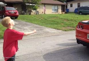 يخلع سن طفله.. بسيارة