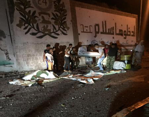 بالصور: قتلى وجرحى بتفجير لتنظيم "داعش" في عدن