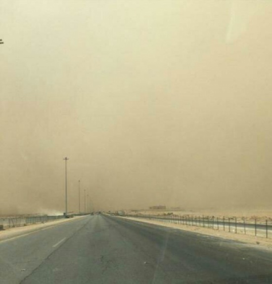 موجة غبار تعلق بعض الرحلات بمطار الملك خالد في الرياض (صور)