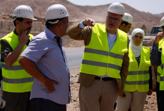 وزير الاشغال : تطوير الإجراءات المتعلقة بلجان العطاءات المختصة