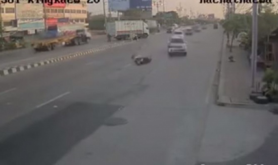 بالفيديو.. سيارة تصدم دراجة بخارية وتطيح بقائدها لمسافة 20 مترًا