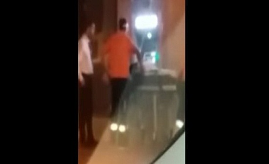 أنزلوا المريض بسريره من الإسعاف ليسحب نقوده من الصراف الآلي قبل علاجه (فيديو) أنزلوا المريض بسريره من الإسعاف ليسحب نقوده من الصراف الآلي قبل علاجه (فيديو)