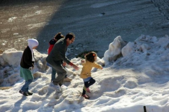 شاهدوا بالصور .. معاناة الأطفال اثناء ذهابهم للمدارس في الانجماد
