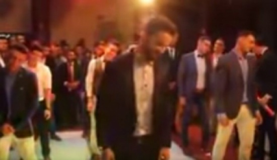 شاهد: أصدقاء العريس يهدونه رقصة طريفة في حفل زفافه