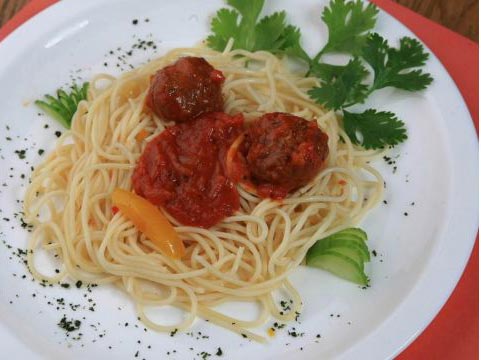 فاجئي أطفالكِ بالمعكرونة مع اللحم فاجئي أطفالكِ بالمعكرونة مع اللحم