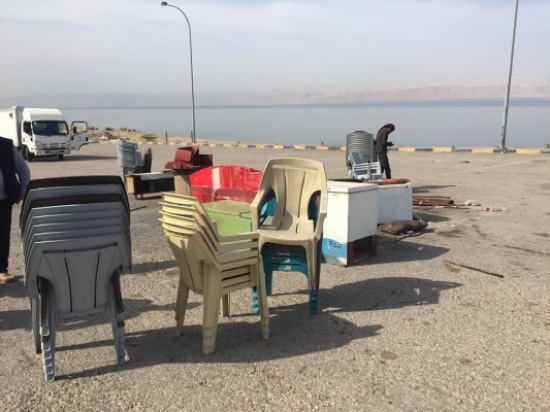 بالصور .. ازالة أكشاك مخالفة على طريق البحر الميت بالصور .. ازالة أكشاك مخالفة على طريق البحر الميت