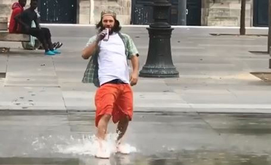 بالفيديو: شاب يستعرض مهاراته بالتزحلق على المياه