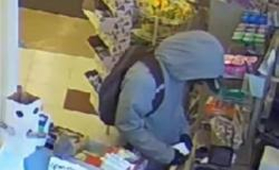 بالفيديو.. يسرق نقودا وأدوية وسلاحه "ورقة" في ولاية بنسلفانيا