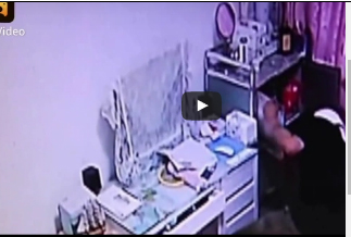 شاهد.. ماذا فعل لص غبي اكتشف كاميرا مراقبة في منزل يسرقه