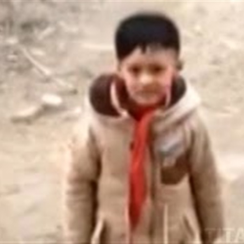 شاهد..  طفل يحرك رقبته بطريقة مخيفة