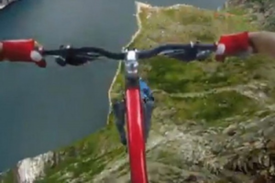 شاهد.. لحظة سقوط راكب دراجة من جرف صخري شاهق