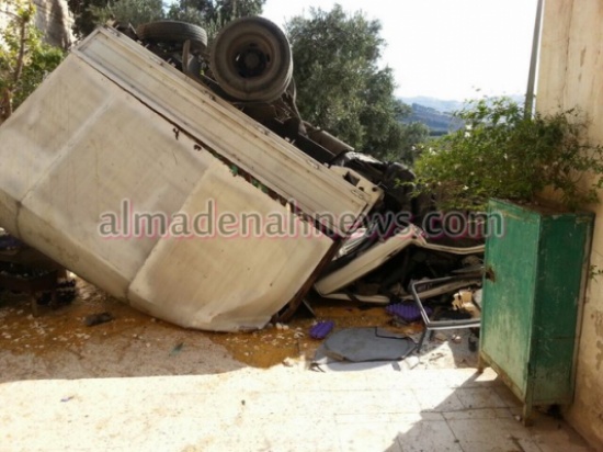 بالصور : تدهور بك اب في صافوط واستقراره في ساحة منزل .. ووفاة السائق بالصور : تدهور بك اب في صافوط واستقراره في ساحة منزل .. ووفاة السائق