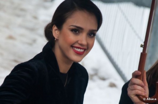 جيسيكا ألبا، سفيرة ’براون‘ للجمال، برفقة فريقها الخاصّ للعناية بمظهرها