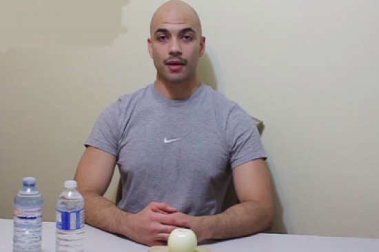 شاهد.. شاب يقبل التحدي ويأكل بصلة كبيرة